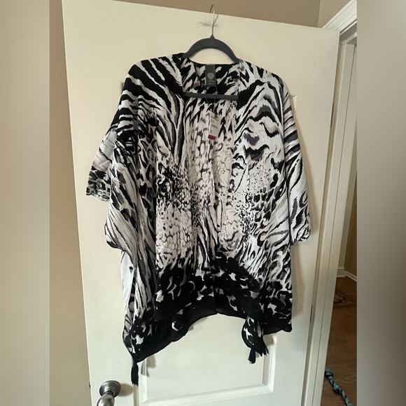 NEW! Vince Camuto Black and White Women's Wrap, Kimona, Ruana Style OSFM - Picture 15 of 16